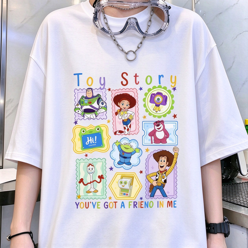 Camiseta Branca de Manga Curta Algodão Unissex Toy Story Estampada Com Personagens Woody, Buzz, Jessie, Lotso, Alien, Ga