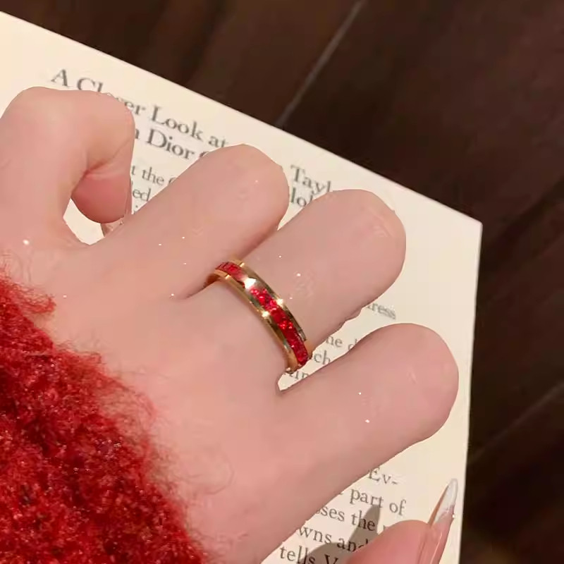 Anel de gipsófila de diamante vermelho feminino luz luxo High-End sentimento cheio de diamante anel liso anel de aço de 