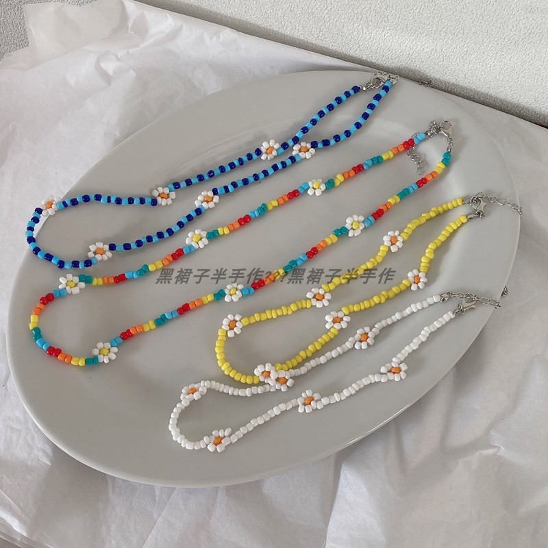 Estilo de verão ~ arco-íris arroz grânulo colar azul branco pequena flor fresca tecido à mão pescoço corrente empilhado 
