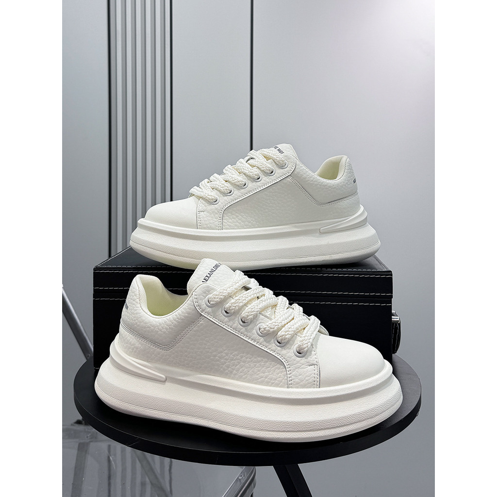 Tênis de sola grossa masculino 2026 primavera novo estilo sapatos brancos sapatos de aumento interno sapatos masculinos
