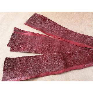 2 Peças de Couro de Arraia Natural, Retalhos de Pele Crua, Faixa Vermelho Escuro
