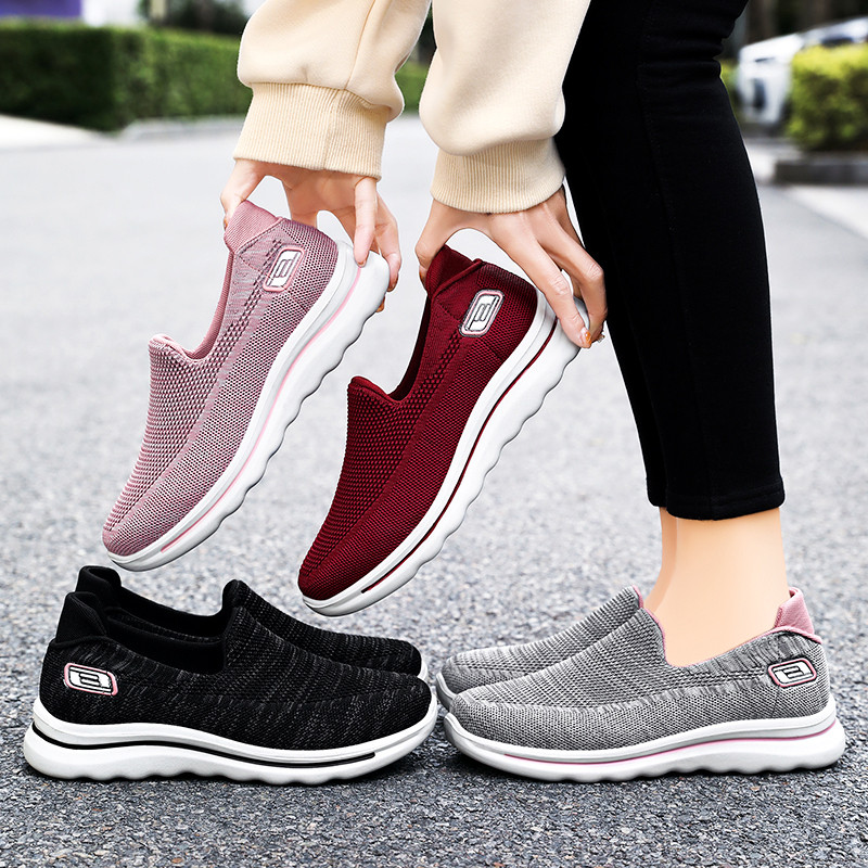 Sapatos femininos respirável voando tecido malha leve sola macia antiderrapante sapatos femininos deslizamento em sapato
