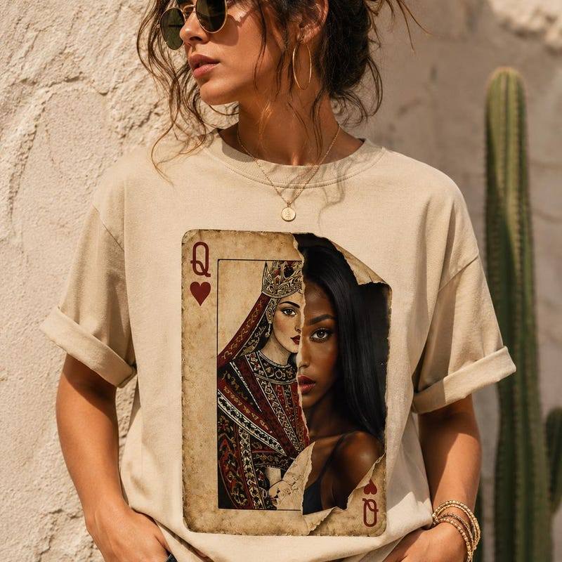 Camiseta Unissex Premium De Algodão Estampa Carta Rainha De Copas Vintage Cor Areia Confortável Para Passeios Casuais