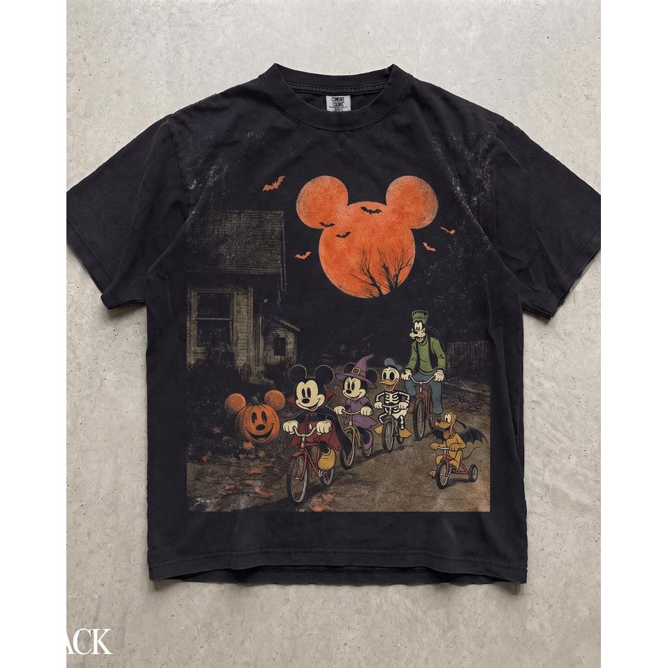 Camiseta Masculina Oversized Mickey e Amigos Halloween, Estampa Retrô Personagens de Desenho, Confortável Manga Curta