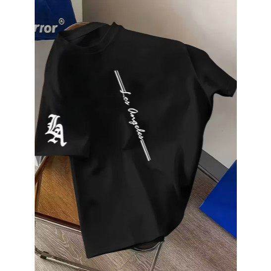 Camiseta Oversized Los Angeles Unissex Estampa Vertical Minimalista com LA na Manga Estilo Urbano Streetwear Manga Curta