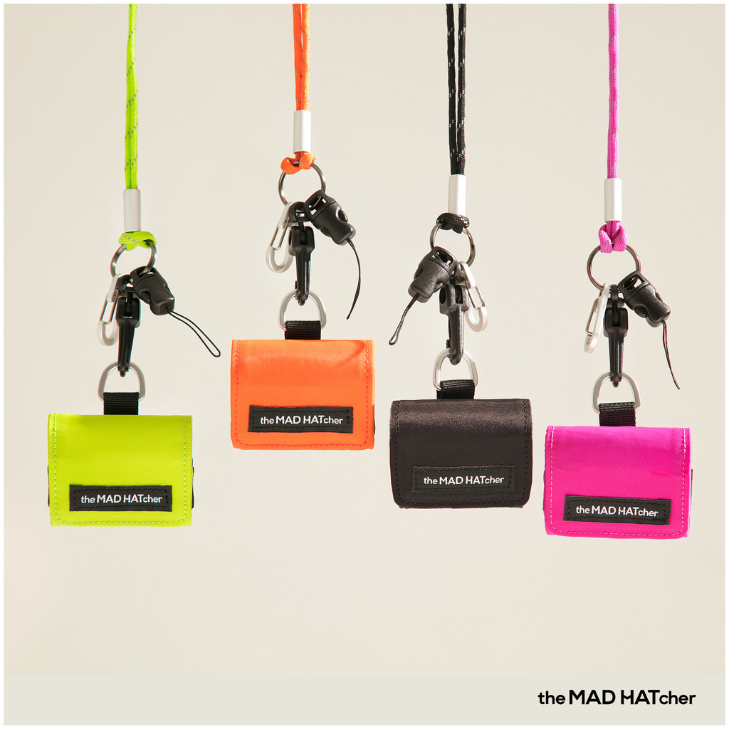 The theMADHATcher {logotipo retangular} AirPods Pro cordão fone de ouvido saco p