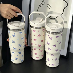 Garrafa Térmica de Aço Inoxidável com Estampa do Estampa de Laços e Corações 900ml, com Alça e Canudo