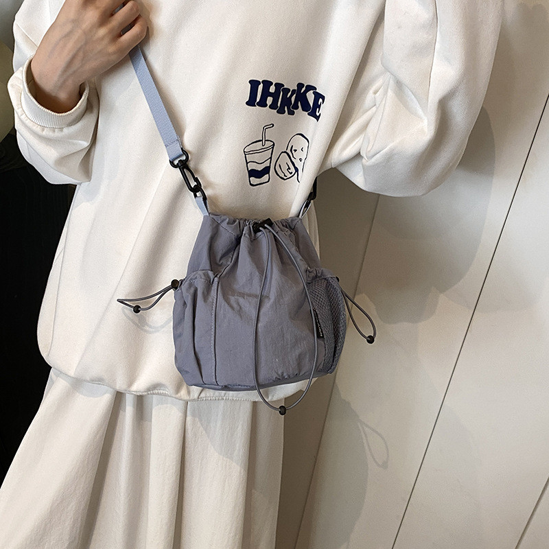 Estilo japonês ins estilo nicho Design balde com cordão esportes ao ar livre lazer moda All-Match náilon Cross-Body saco
