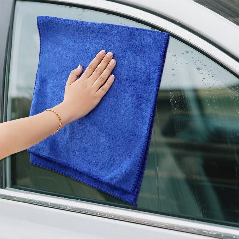 Pano de limpeza de microfibra e balde de silicone dobrável para facilitar o transporte.