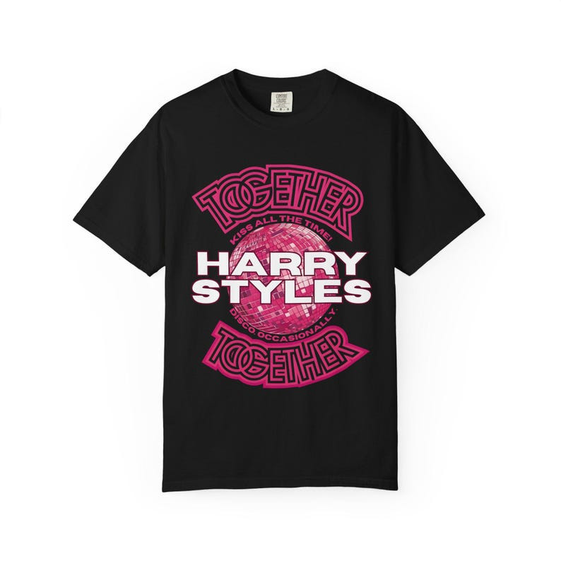 Camiseta Feminina Com Estampa do Nome Harry Styles e Letras Coloridas Moderna Estilosa Confortável Moda Feminina Casual