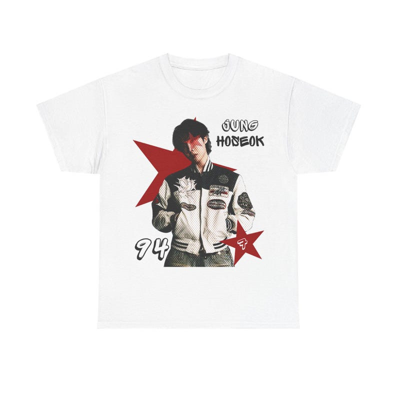 Camiseta Feminina Estampa Personagem com Estrela Vermelha e Letras Modernas Confortável Estilosa Atemporal Casual