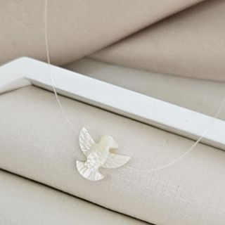 Colar Espírito Santo em Madrepérola Artificial com Fio de Nylon e Fecho em Prata 925 em Oferta na Shopee