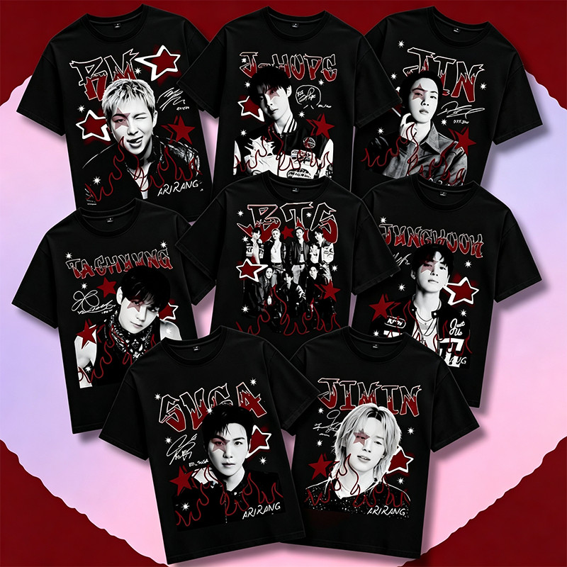 Camiseta Feminina BTS Estampa Grupo Completo Estrelas Vermelhas e Chamas Estilo K‑pop Urbano Confortável Casual
