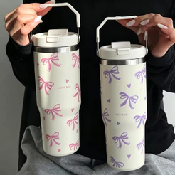 Garrafa Térmica de Aço Inoxidável com Estampa do Estampa de Laços e Corações 900ml, com Alça e Canudo