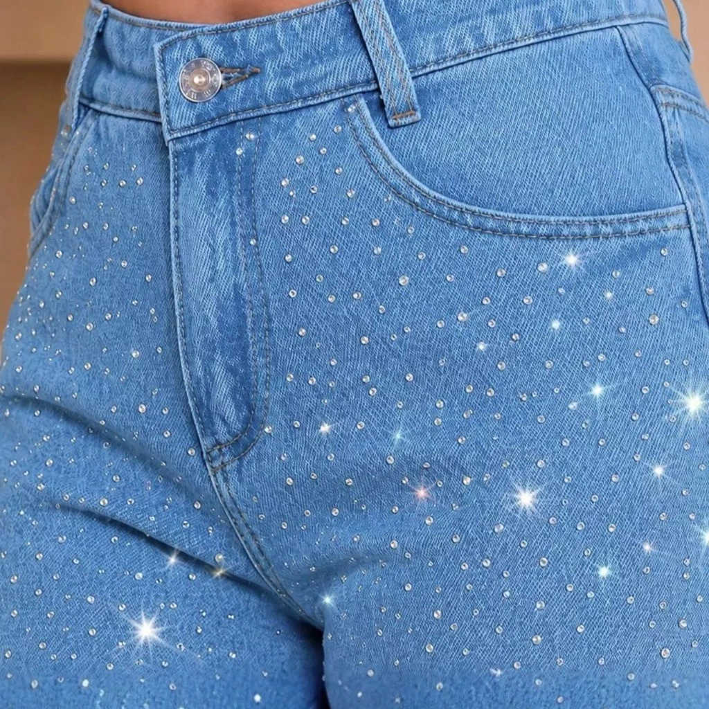 Calça Jeans Feminina Mom Azul Claro com Brilho em Strass PREMIUM – Cintura Alta — imagem 1