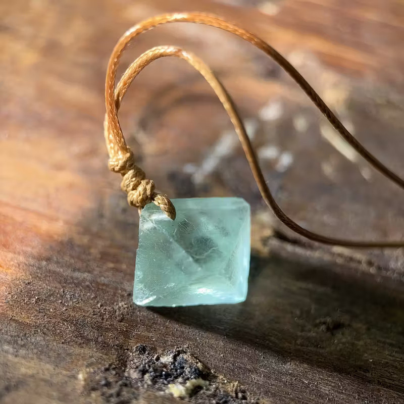 Colar com pingente de cristal fluorita verde Natural em estoque pronto - joias de pedra áspera estilo boêmio, com corda 