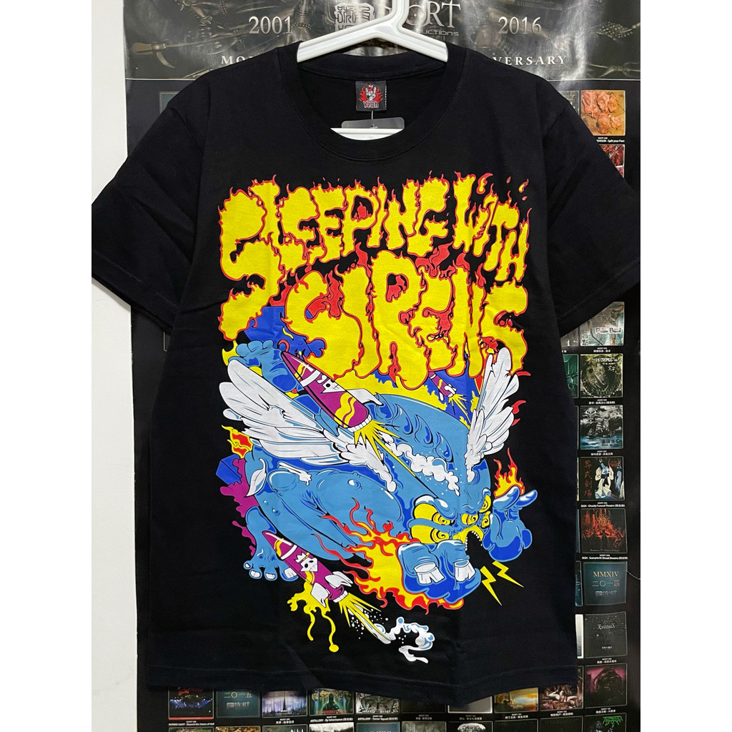Camiseta Masculina Sleeping With Sirens Tour Design | Estética Post-Hardcore Unissex 100% Algodão