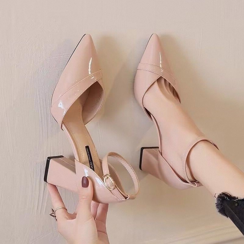 Pequeno fresco salto alto salto grosso verão 2026 novo estilo couro patente fivela sapatos moda All-Match boca rasa sapa