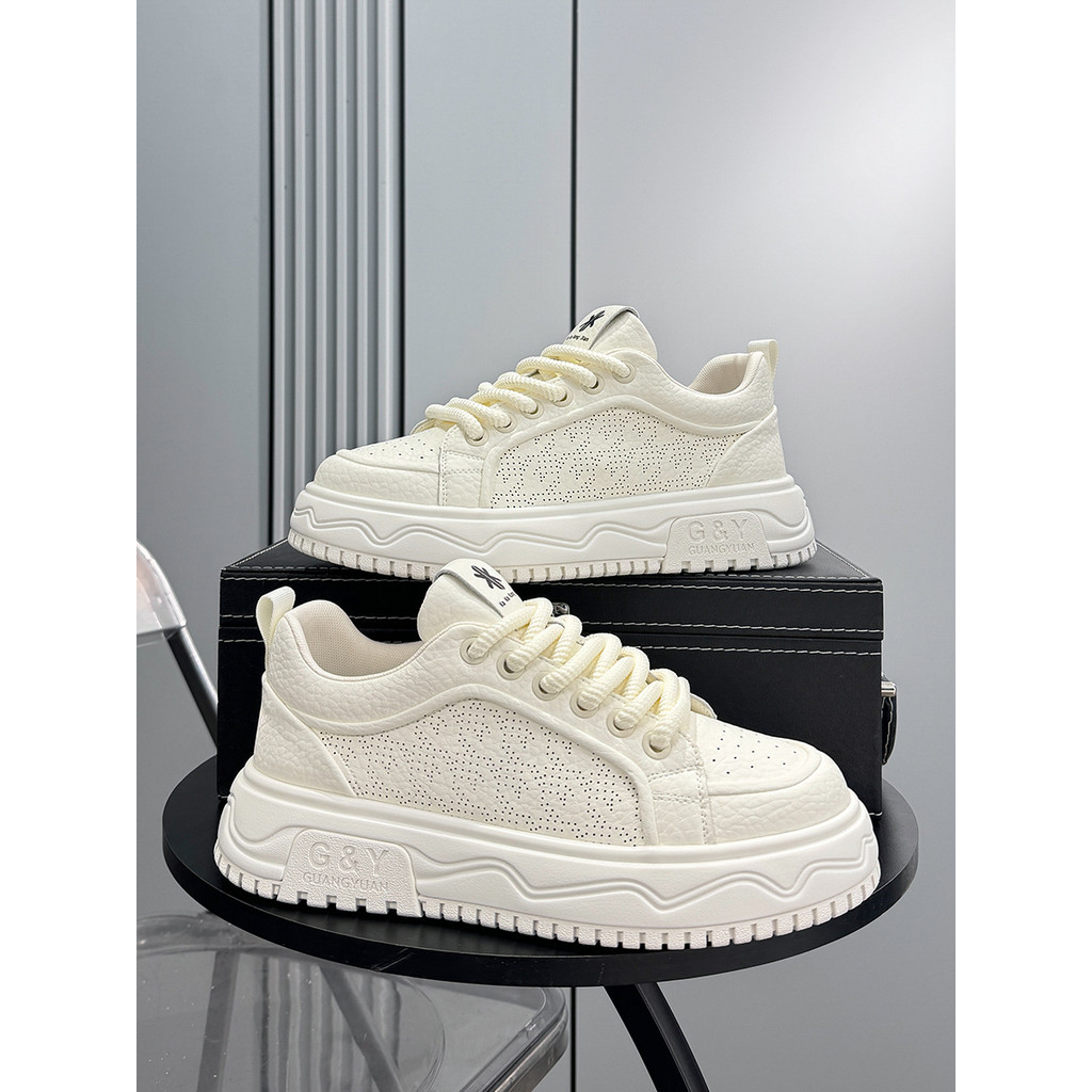 Sapatos masculinos 2026 novo estilo Super quente sapatos brancos de sola grossa verão respirável tênis masculinos sapato