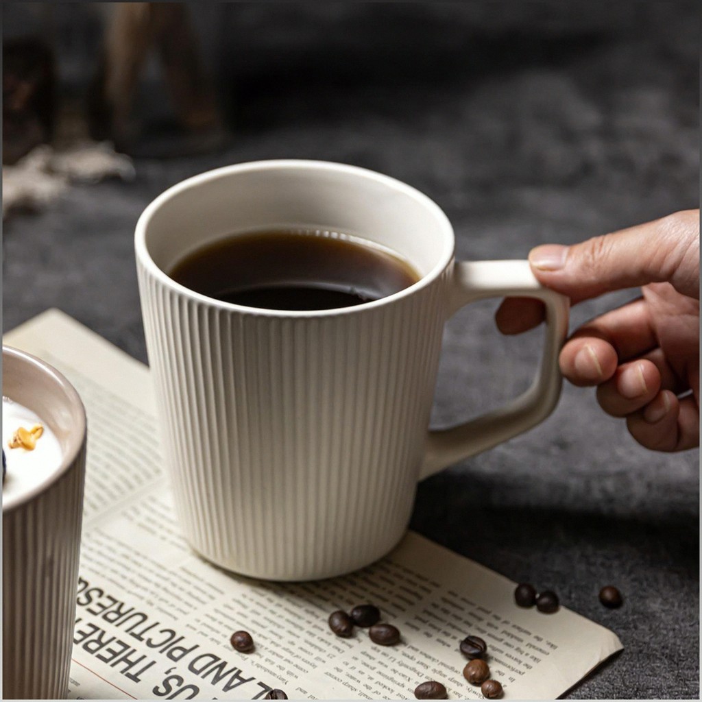 Caneca de cerâmica para café, ideal para escritório em casa.