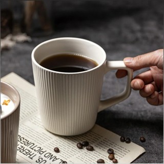 Caneca de cerâmica para café, ideal para escritório em casa.