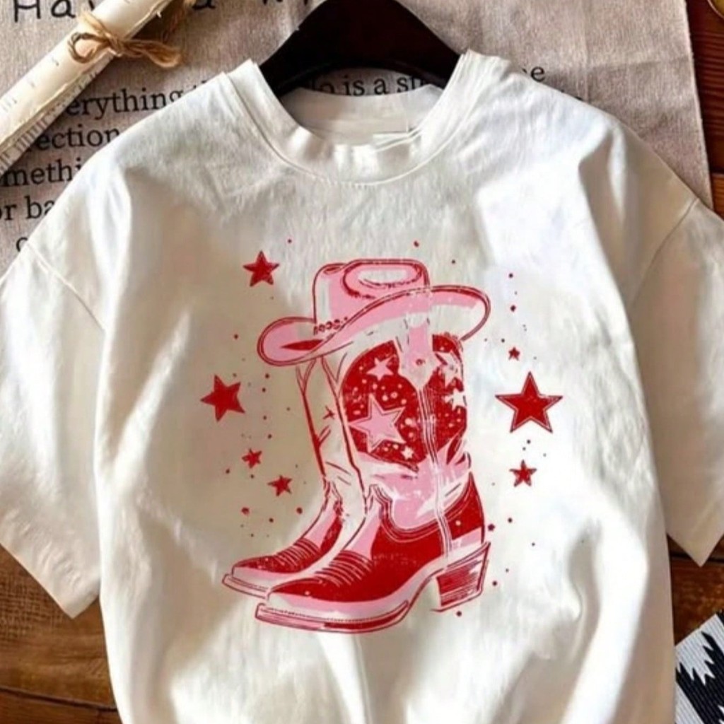 Camiseta Feminina Estampada Casual 100% Algodão Gola Redonda Tecido Leve Macio Confortável Look Moderno Modelo: Botas