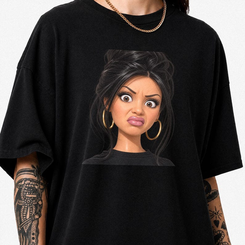 Camiseta Oversize Manga Curta Preta de Algodão Unissex, Estampa Criativa com Personagem Animado, Cabelo Escuro, Brincos