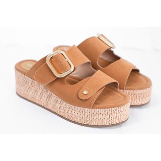 SANDALIA PLATAFORMA COM FIVELA E TEXTURA TRANCADA MOSTARDA
