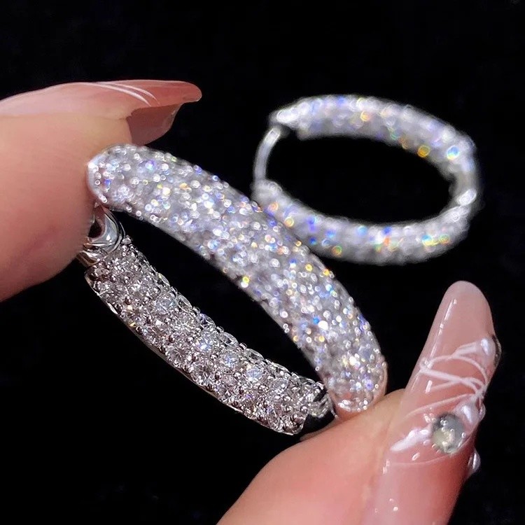 Brincos de prata esterlina S925, brincos de diamantes de luxo discreto, brincos versáteis e de alta qualidade.