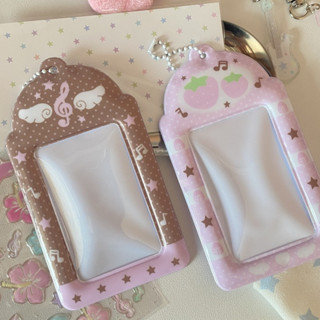 Ins Notas Asas Morango PVC 3 Polegada Pequeno Titular Do Cartão Ídolo Display Pingente em Oferta na Shopee
