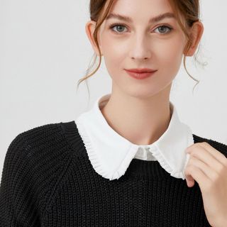 Blusa branca de chiffon para mulher, com gola alta franzida, um modelo profissional, super elegante e moderno.