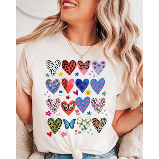 Camiseta Feminina Estampa Colorida de Corações e Borboletas Confortável Fofa Estilosa Moda Feminina Casual