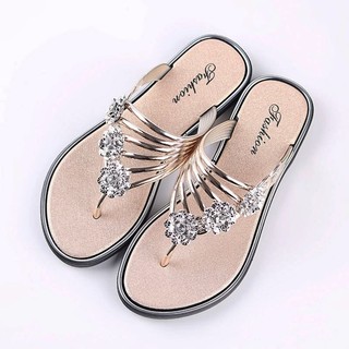 2026 chinelos femininos sandálias de verão novos sapatos femininos de prata plana chinelos leves femininos ao ar livre W