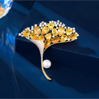 Broche feminino elegante e requintado com folha de ginkgo e cristais, acessório de luxo discreto com design exclusivo TD