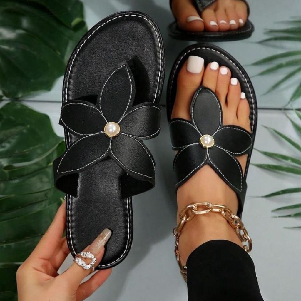 Sandalia Rasteira Feminina Tiras Cruzadas com Flor Perola Confortável Leve Bico Quadrado Elegante Casual Verão Slide
