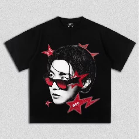 Camiseta Feminina Estampa de Personagem com Óculos de Sol e Estrelas Moderna Estilosa Confortável Moda Feminina Casual