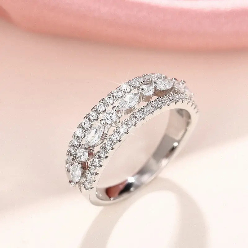 Anel de diamante nicho Design anel elegante estilo elegante chapeamento de cobre ouro branco meio anel cheio de diamante