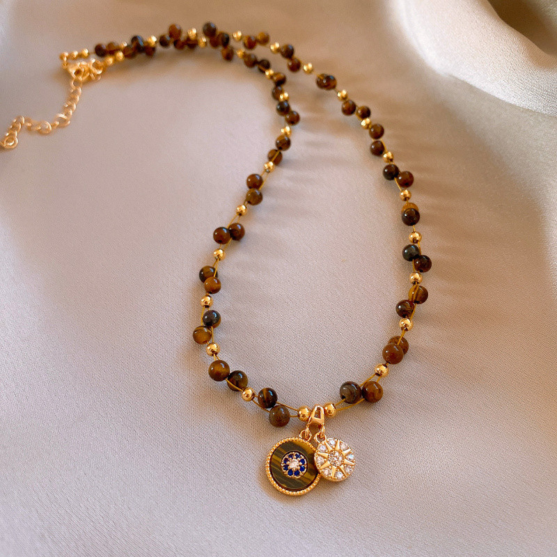 Colar de contas de pedra olho de tigre, medalhão vintage incrustado com pingente de zircônia, design leve e luxuoso