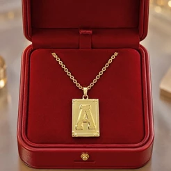 Colar Feminino Cadeado + Pingente Letra A-Z | Moeda Antiga | Cor idêntica ao Ouro 18K | Não Descasca | Garantia) Eterna