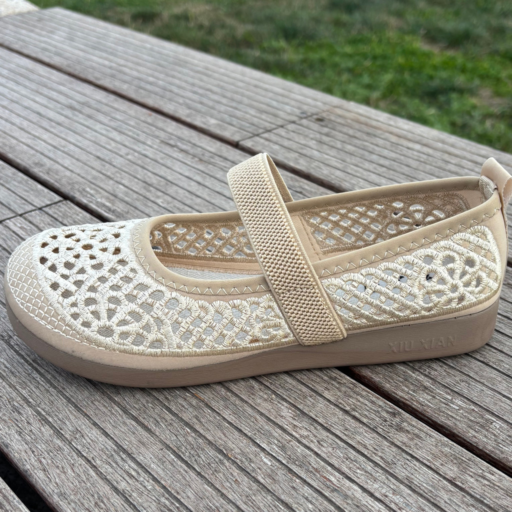 Verão velho pequim sapatos de pano feminino sapatos de rede oco malha respirável sapatos femininos plana mãe sapatos sol