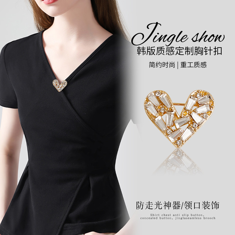 Amor broche fivela Anti-reflexo ferramenta útil High-End requintado moda decote muito baixo broche pino fixo roupas five