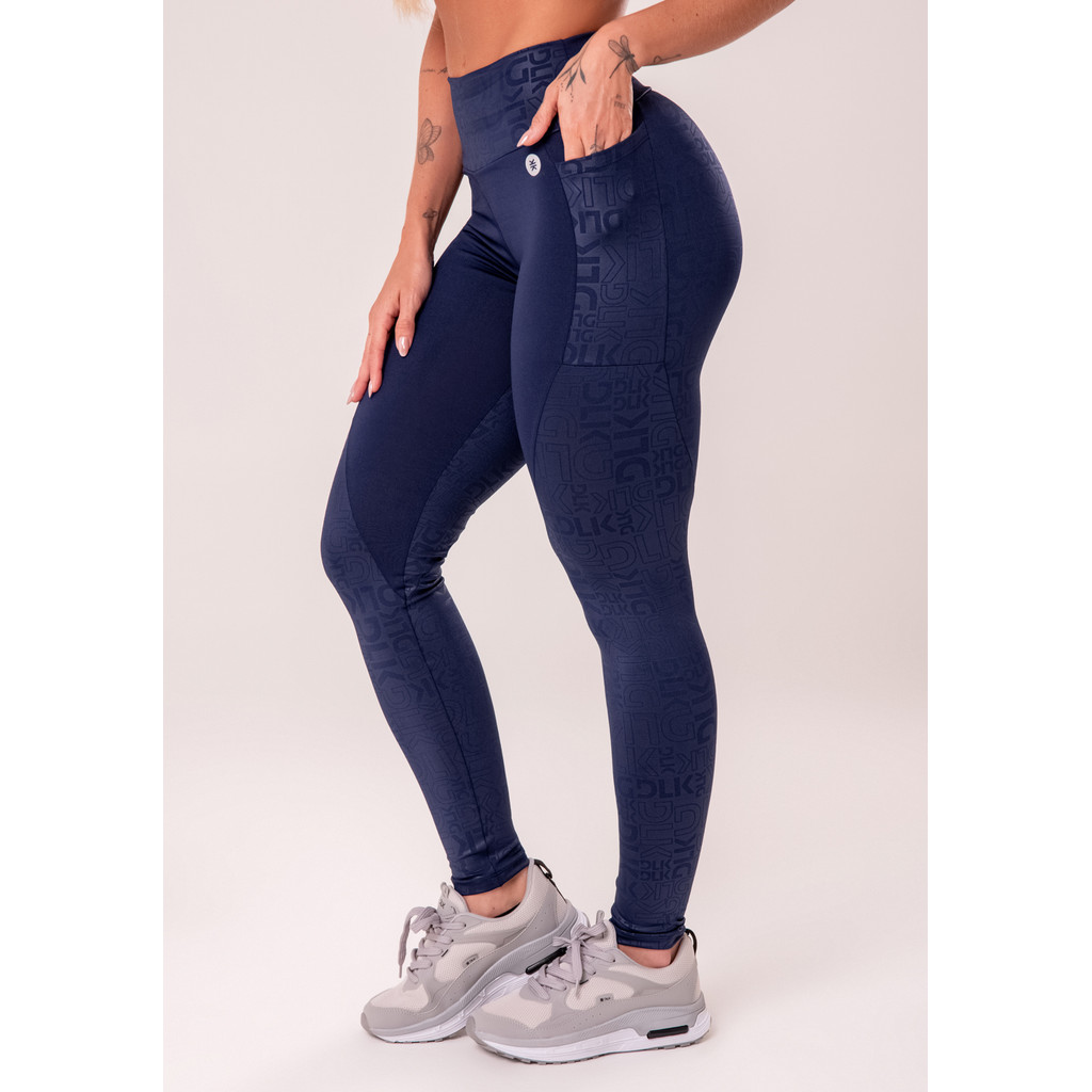LEGGING FITNESS FEMININA COM BOLSOS LOGOMANIA REFLECTIONS DLK em Oferta na Shopee