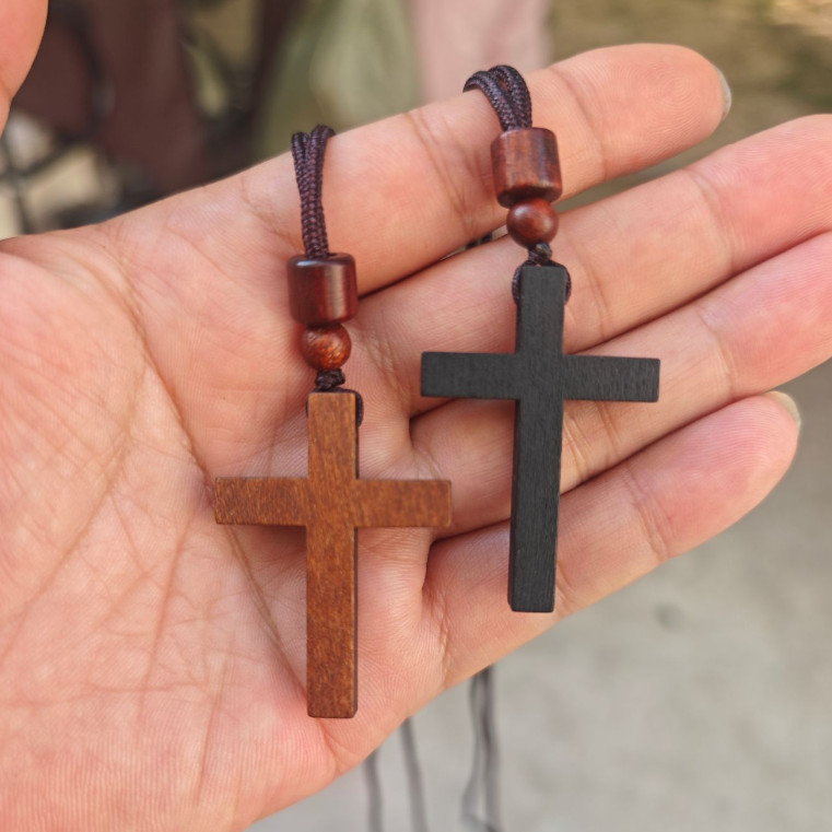 Luz artesanal pequena cruz de madeira pingente colar longo camisola corrente pingente jóias proteção do corpo estilo Ret