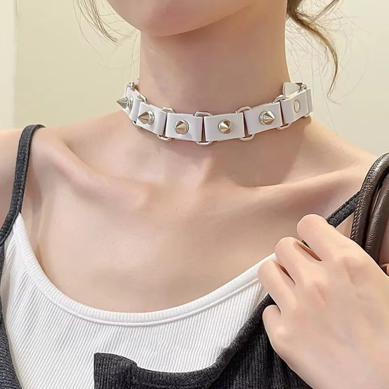 1-3 colares com espigões – adequados para mulheres e meninas, com comprimento ajustável.