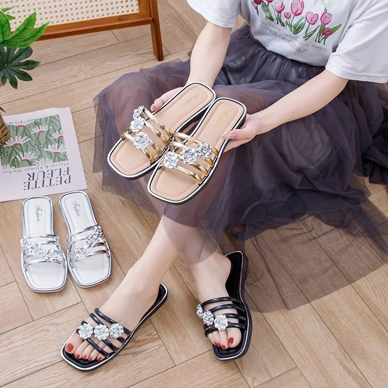 Novas sandálias e chinelos femininos, chinelos da moda para o verão, chinelos de sola plana versáteis para uso em ambien