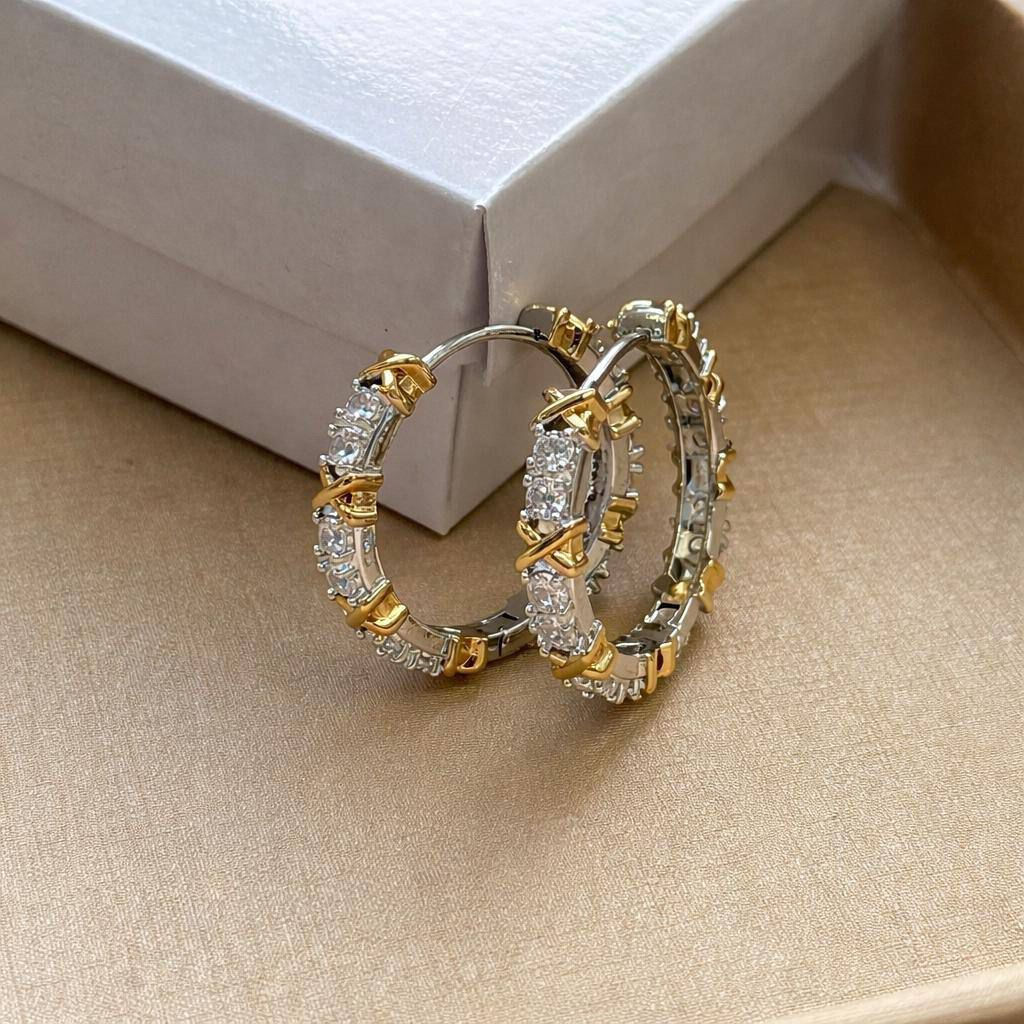 Brincos Elos X em dois tons, prata e ouro, elegantes e versáteis, equipados com fecho, joia requintada.