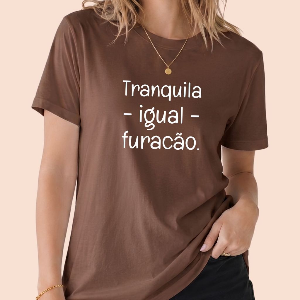 Camiseta Feminina Confortável Frase Engraçada Tranquila Igual Furacão Algodão Minimalista Divertida Estampada