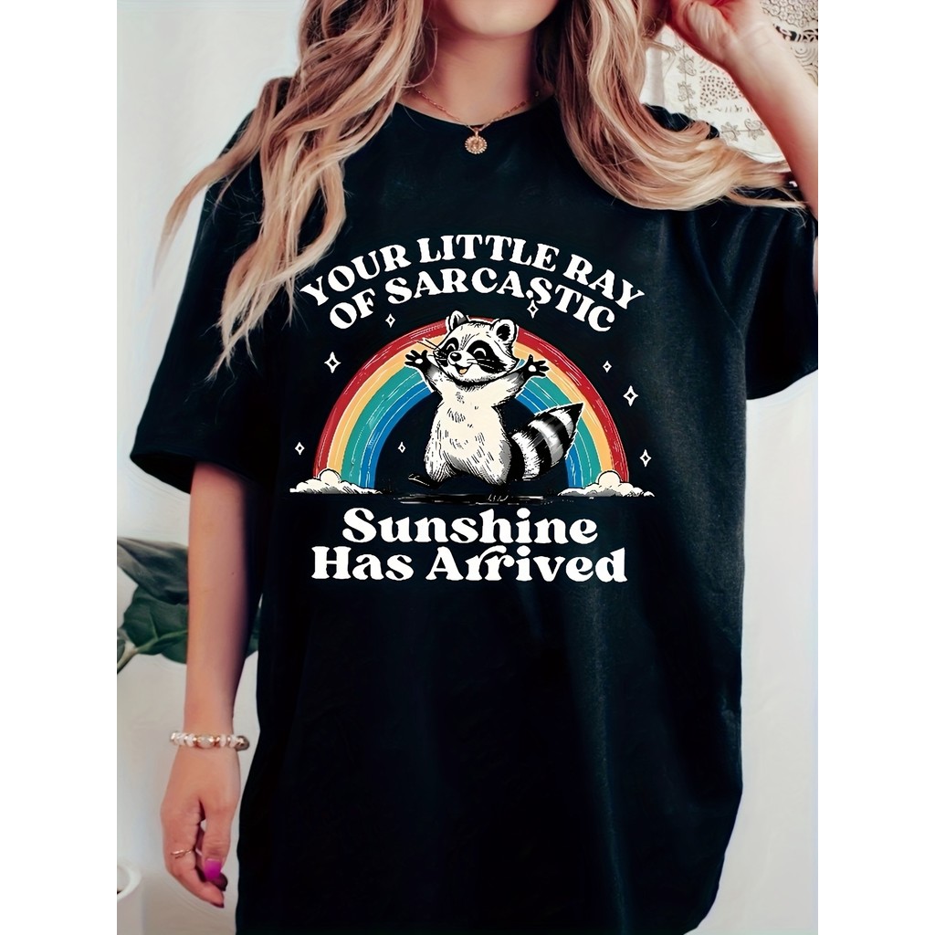 Camiseta Feminina Guaxinim Fofo Arco Íris Estrelas "Your Little Ray of Sarcastic Sunshine" Slogan Divertida Confortável