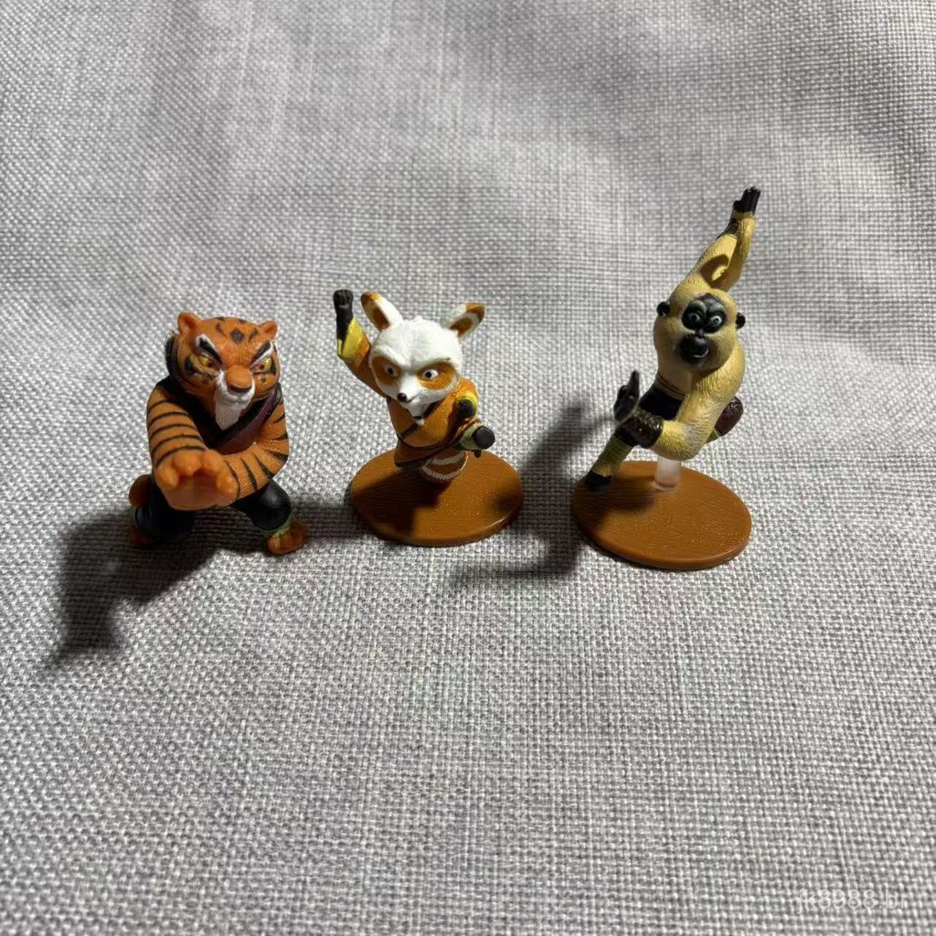 Brinquedos autênticos de Kung Fu embalados soltos: figuras de Panda Po, Tigress, Raccoon Master e brinquedos modelo.