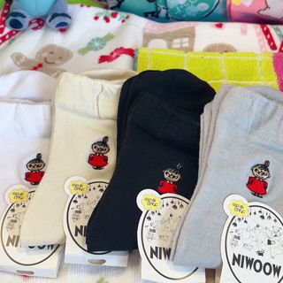 Exportado para o Japão Novo produto meias bordadas Yamei cor sólida meias cano médio meias soltas meias femininas fofas
